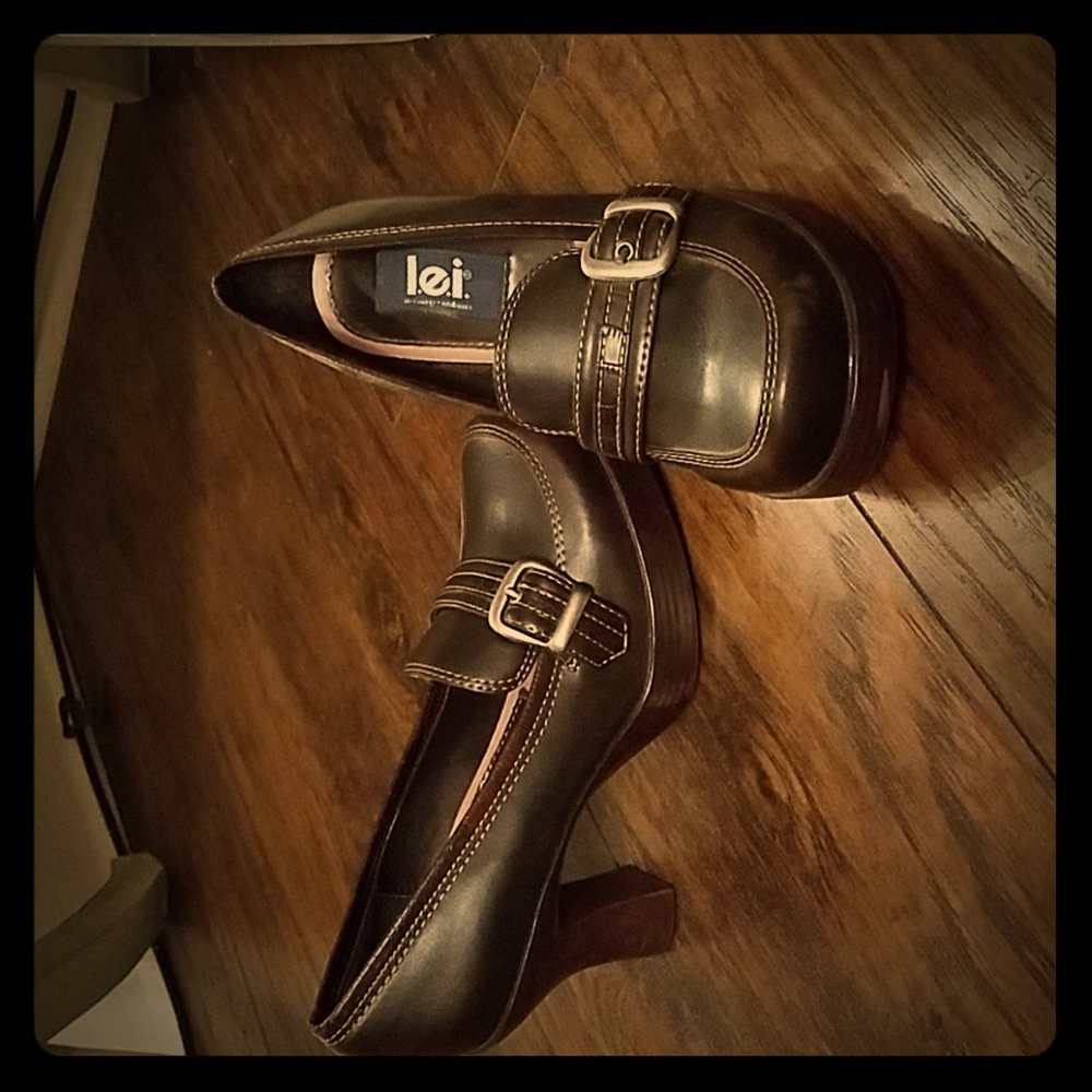 brown buckle shoes size 6M